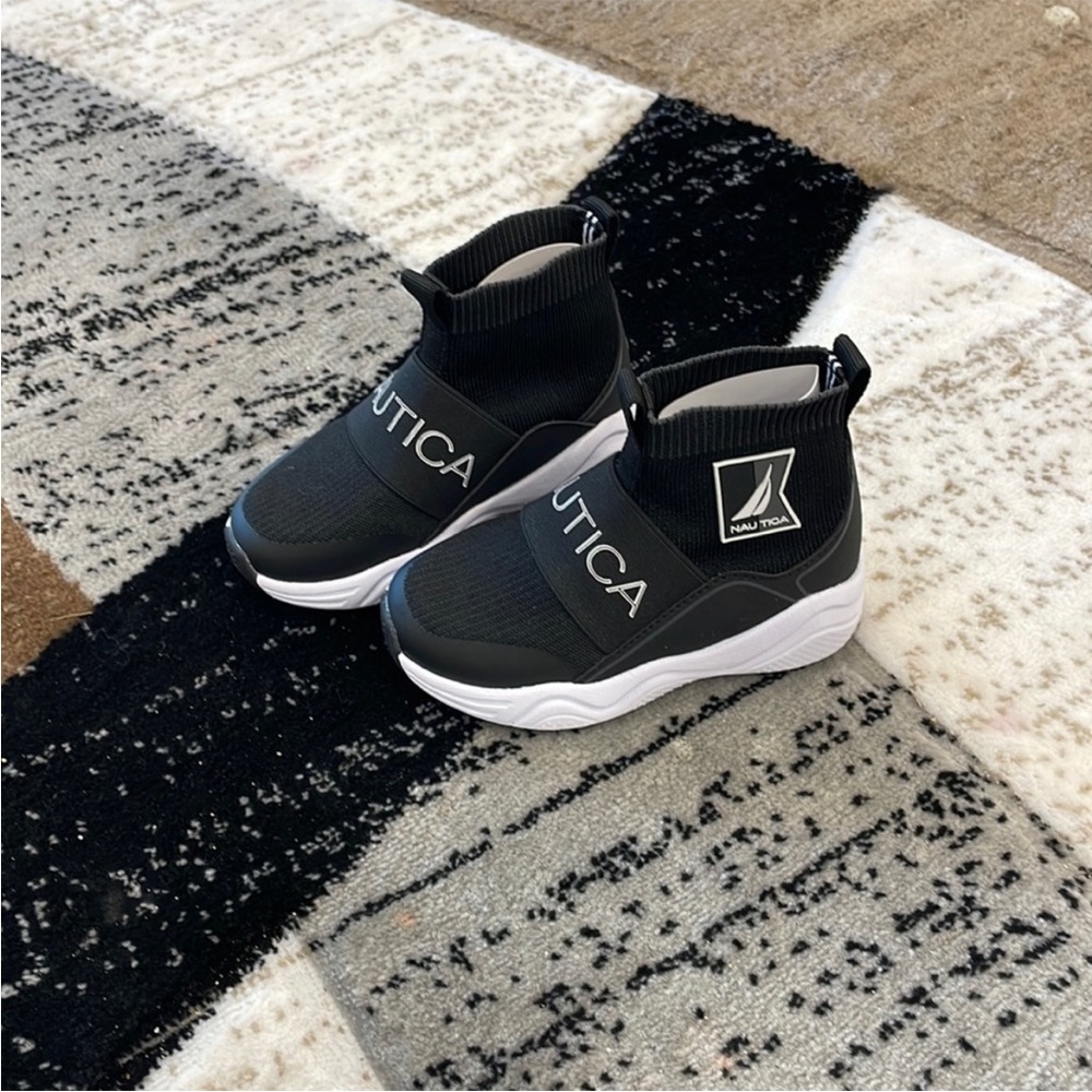 Nautica Black and White Sneakers Modern Athletic Design
